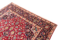 Surface texture of 1974s Kashan rug with natural Wool and intricate pattern
