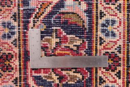 Corner detail of 1999s Kashan rug showing border pattern and Wool pile