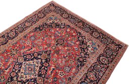 Surface texture of 1980s Kashan rug with natural Wool and intricate pattern