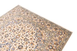 Surface texture of 1984s Kashan rug with natural Wool and intricate pattern