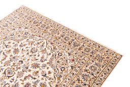 Surface texture of 1988s Kashan rug with natural Wool and intricate pattern