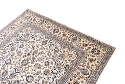 Surface texture of 2000s Kashan rug with natural Wool and intricate pattern