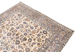 Surface texture of 1985s Kashan rug with natural Wool and intricate pattern