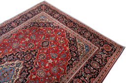 Surface texture of 2000s Kashan rug with natural Wool and intricate pattern