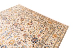 Surface texture of 1973s Kashan rug with natural Wool and intricate pattern