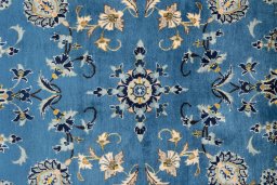 Corner detail of 1973s Kashan rug showing border pattern and Wool pile