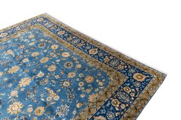 Surface texture of 1973s Kashan rug with natural Wool and intricate pattern