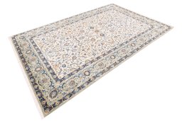 Corner detail of 1975s Kashan rug showing border pattern and Wool pile
