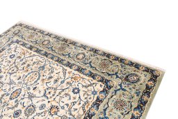 Surface texture of 1975s Kashan rug with natural Wool and intricate pattern
