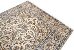 Surface texture of 2000s Kashan rug with natural Wool and intricate pattern