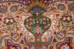 Corner detail of 1975s Kashan rug showing border pattern and Wool pile