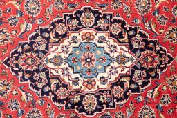 Corner detail of 1975s Kashan rug showing border pattern and Wool pile