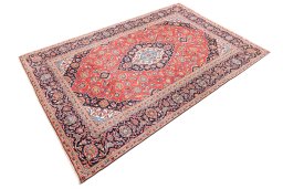 Corner detail of 1975s Kashan rug showing border pattern and Wool pile