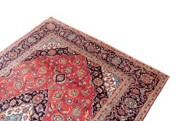Surface texture of 1975s Kashan rug with natural Wool and intricate pattern