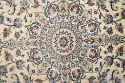Corner detail of 1985s Kashan rug showing border pattern and Wool pile