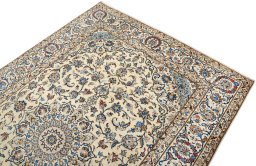 Surface texture of 1985s Kashan rug with natural Wool and intricate pattern