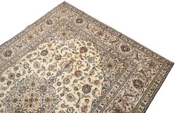 Surface texture of 1990s Kashan rug with natural Wool and intricate pattern