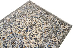 Surface texture of 2000s Kashan rug with natural Wool and intricate pattern