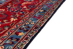 Close-up detail of 1990s Kashan rug from Iran / Persia showing Wool weave
