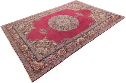 Corner detail of 1950s Kerman rug showing border pattern and Wool pile