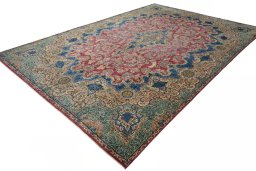 Corner detail of 1930s Kerman rug showing border pattern and Wool pile