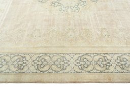 Corner detail of 1950s Kerman rug showing border pattern and Wool pile