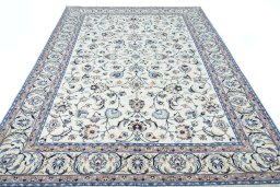 Surface texture of New Mashad rug with natural Wool and intricate pattern