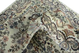Surface texture of New Mashad rug with natural Wool and intricate pattern