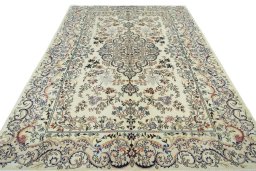 Surface texture of New Mashad rug with natural Wool and intricate pattern