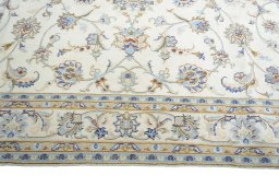 Corner detail of New Mashad rug showing border pattern and Wool pile