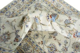 Surface texture of New Mashad rug with natural Wool and intricate pattern