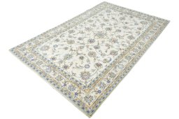 Corner detail of New Mashad rug showing border pattern and Wool pile