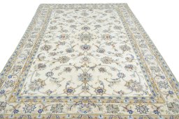 Surface texture of New Mashad rug with natural Wool and intricate pattern