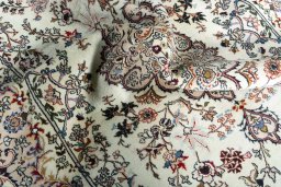 Surface texture of New Mashad rug with natural Wool and intricate pattern