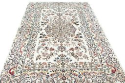Surface texture of New Mashad rug with natural Wool and intricate pattern