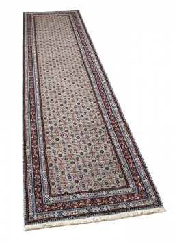 Corner detail of New Moud rug showing border pattern and Wool pile