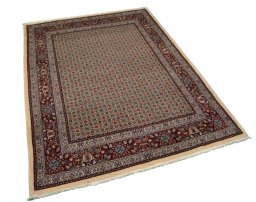 Corner detail of New Moud rug showing border pattern and Wool pile