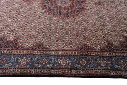 Corner detail of New Moud rug showing border pattern and Wool pile