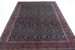 Surface texture of 1970s Moud rug with natural Wool and intricate pattern