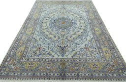 Surface texture of 2000s Moud rug with natural Wool and intricate pattern