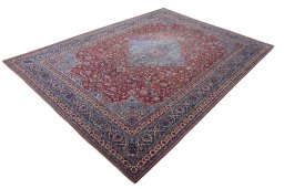 Corner detail of 1930s Nain rug showing border pattern and Wool pile