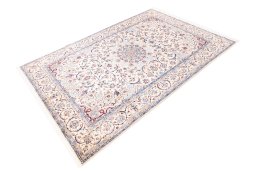 Corner detail of 1987s Nain rug showing border pattern and Wool pile