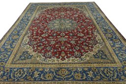 Surface texture of 2000s Najafabad rug with natural Wool and intricate pattern