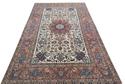 Surface texture of 1930s Najafabad rug with natural Wool and intricate pattern