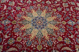 Central medallion detail of 2000s Najafabad rug from Iran / Persia