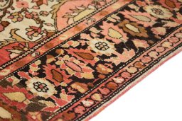 Central medallion detail of 1900s Sarough rug from Iran / Persia