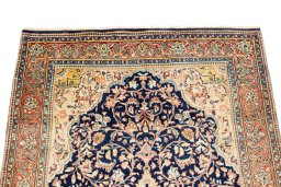 Surface texture of New Sarough rug with natural Wool and intricate pattern