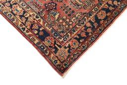 Central medallion detail of 1920s Sarough rug from Iran / Persia