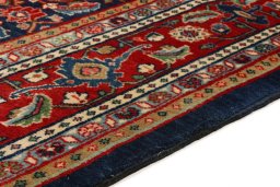 Central medallion detail of 1950s Sarough rug from Iran / Persia