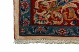Central medallion detail of 1950s Sarough rug from Iran / Persia